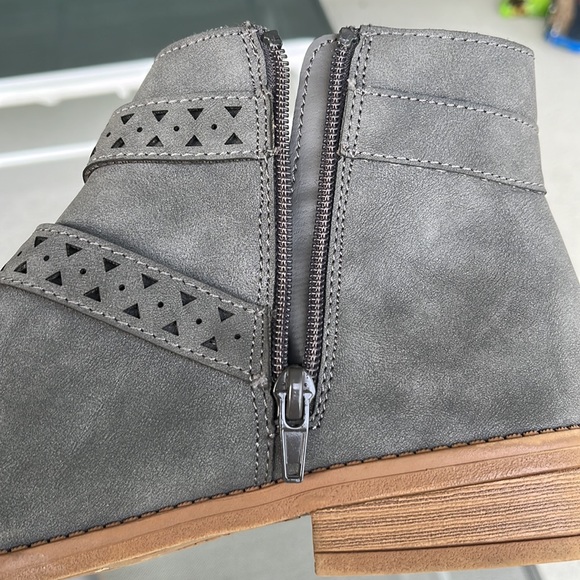 American Eagle Ankle Boots Womens 91/2 Gray Faux Suede Buckles Side Zip Strappy - Picture 10 of 11